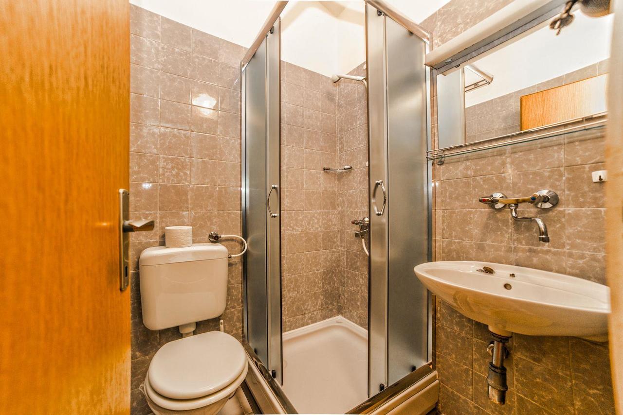 Apartments And Rooms Ana Pomer 217 Bagian luar foto