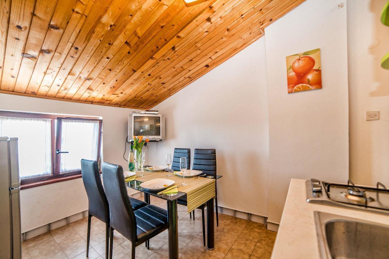 Apartments And Rooms Ana Pomer 217 Bagian luar foto