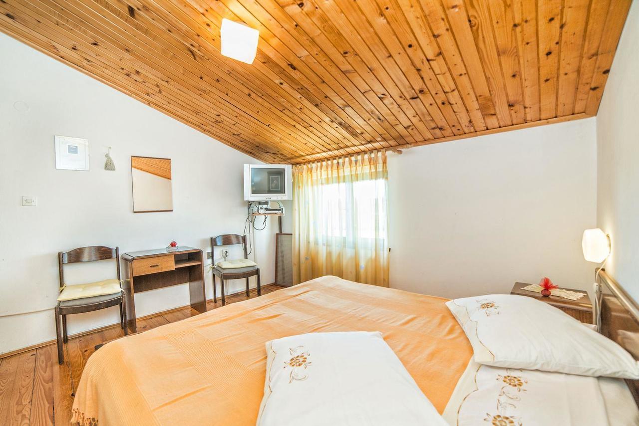 Apartments And Rooms Ana Pomer 217 Bagian luar foto