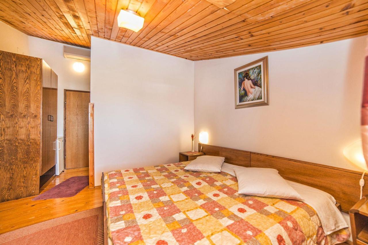 Apartments And Rooms Ana Pomer 217 Bagian luar foto