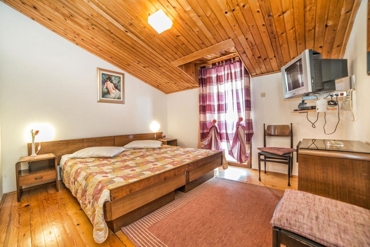 Apartments And Rooms Ana Pomer 217 Bagian luar foto